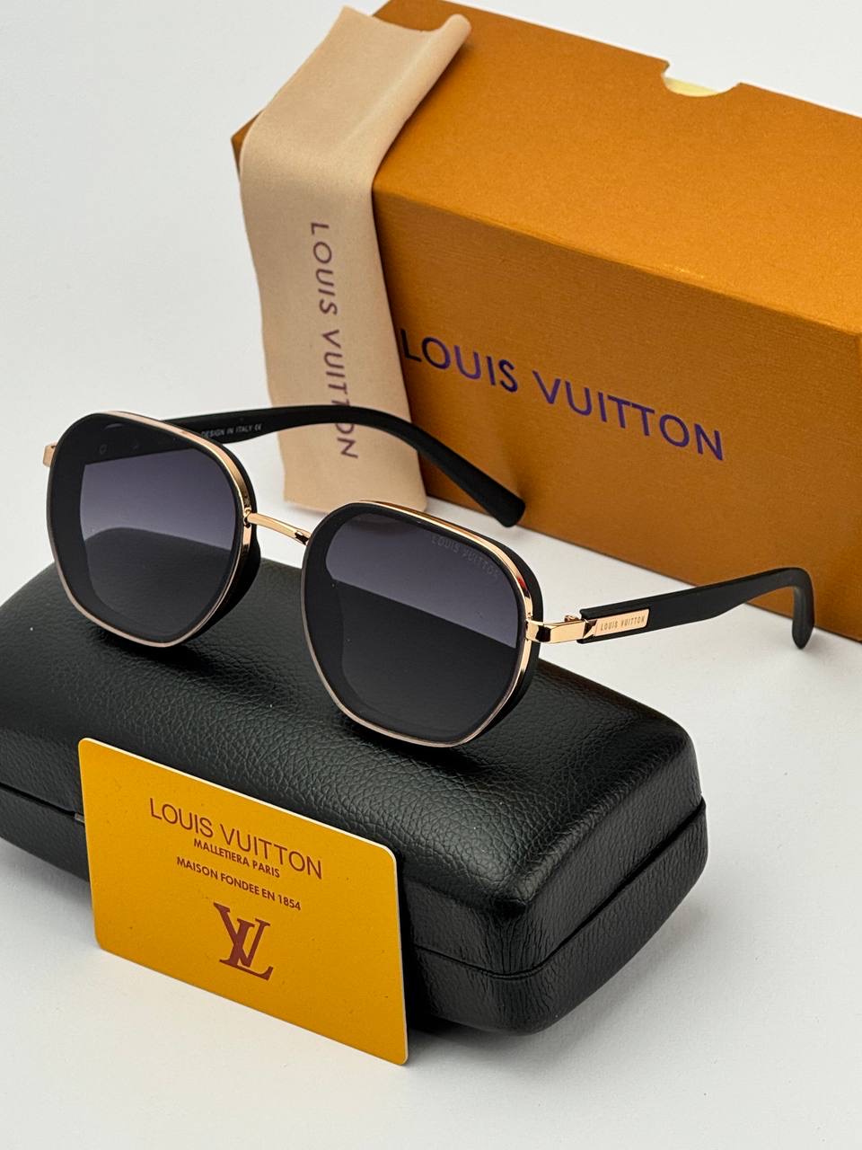 عینک آفتابی لویی ویتون uv400:قیمت ۷۱۰ت با کیف زیپی